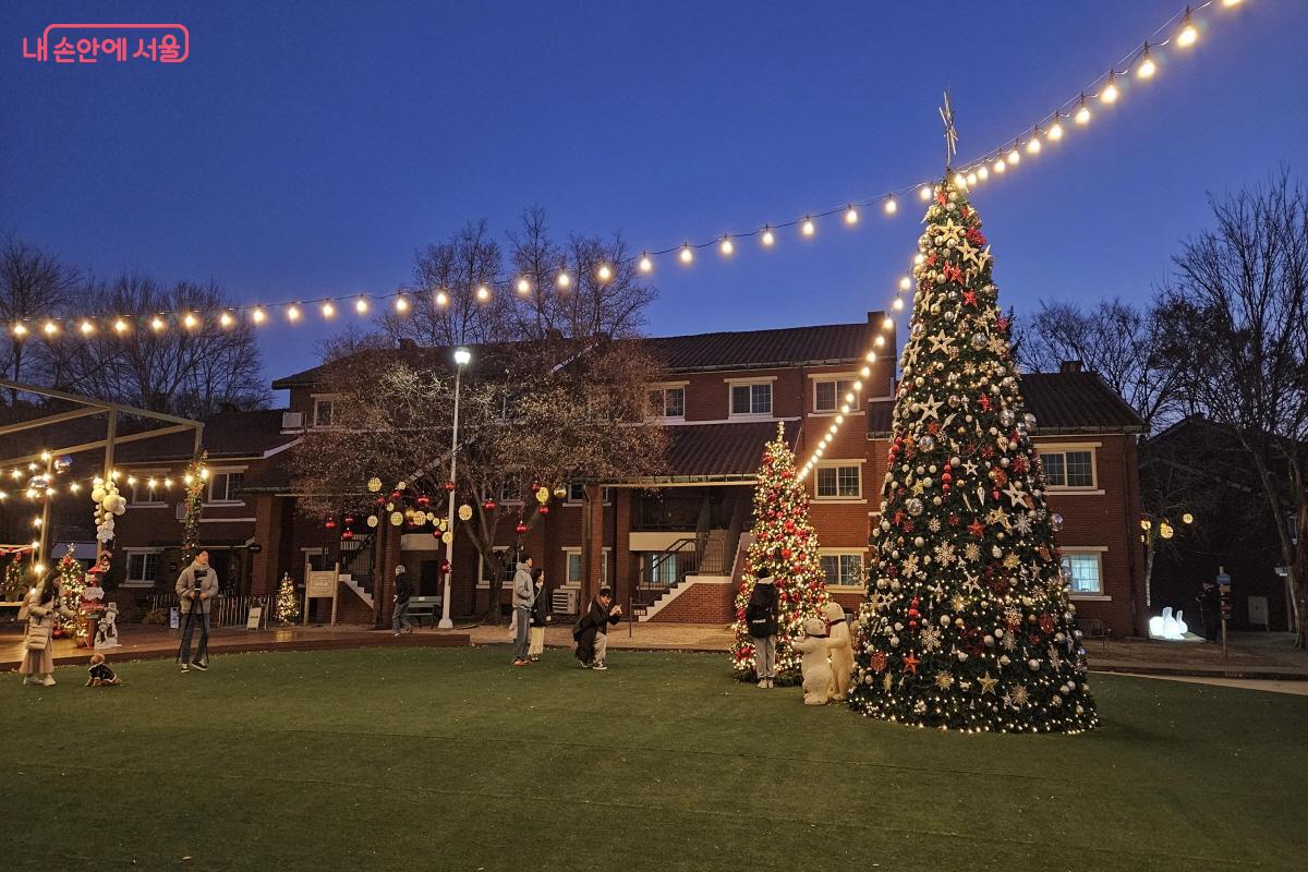 해가 진 크리스마스빌리지에 더 많은 시민들이 찾아왔다. ©이선미