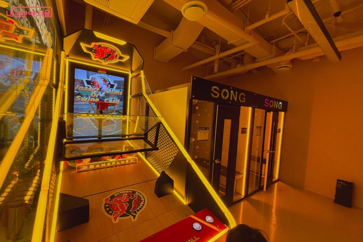 안내데스크에서 코인을 받아서 농구와 노래방 등을 이용할 수 있다. ©노윤지