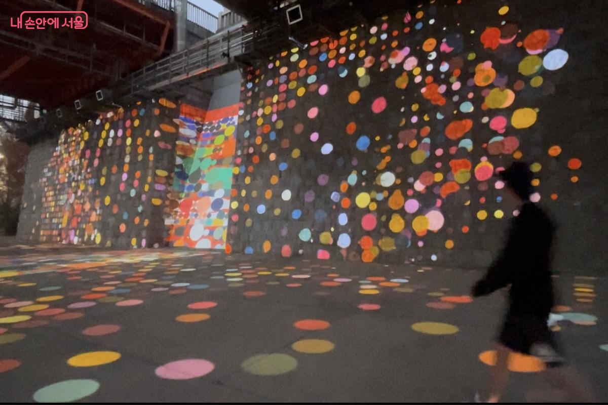 자연과 도시의 이미지가 화려한 &lsquo;물에 비친 섬&rsquo;(서효정 작가)