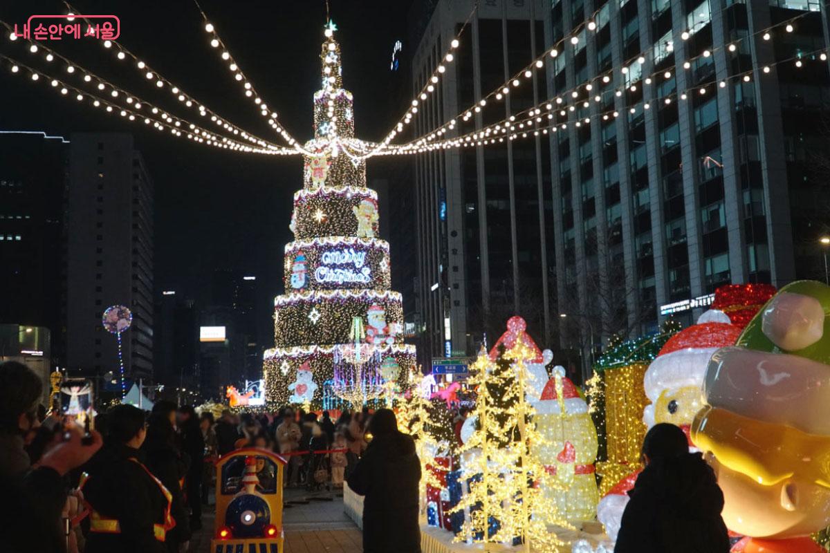 거대한 크리스마스 트리와 포토존들로 꾸며진 청계천 일대 
