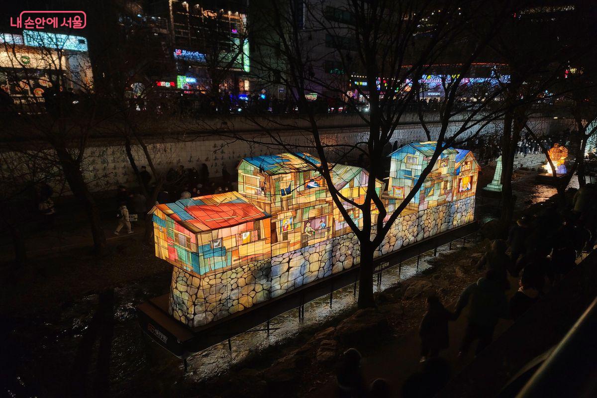 청계천 위로 화려한 빛들의 전시가 진행되고 있다. &copy;이동영