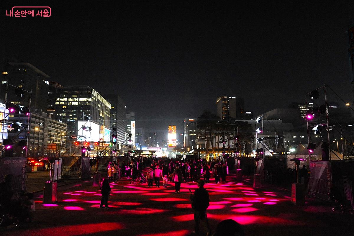 조명과 레이저빔 그리고 음악이 함께하는 운수대통로의 &lsquo;희망이 피어나는 밤&rsquo; &copy;조수봉