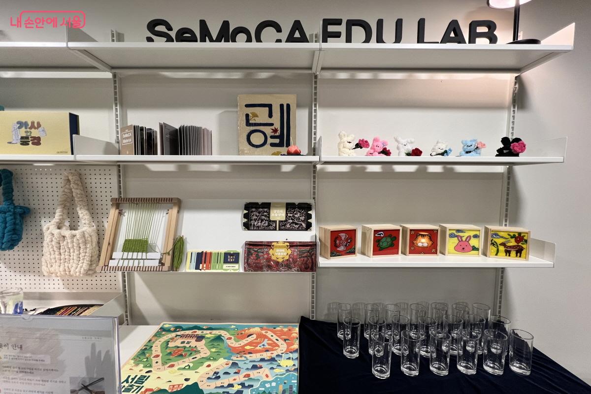 서울공예박물관 교육실 한 편엔 그동안 진행된 프로그램 사례들이 놓여 있다. &copy;박지영