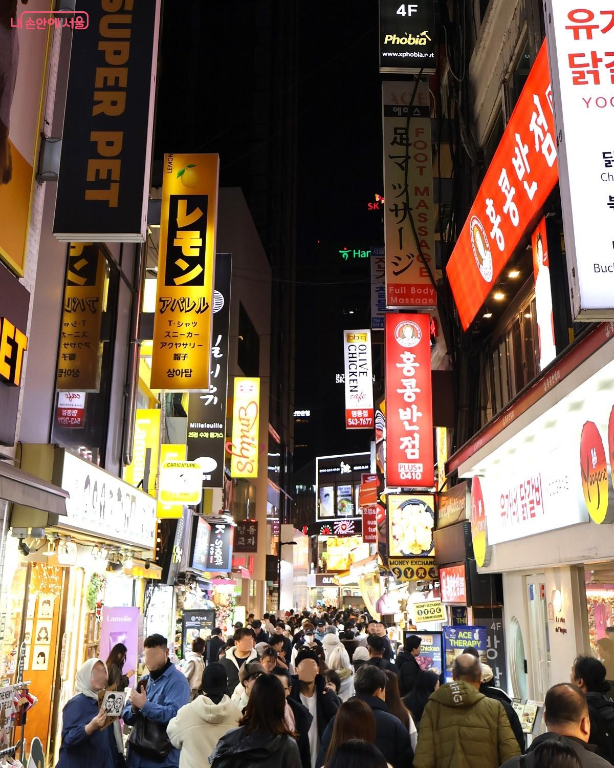 형형색색의 간판 불빛과 인파의 움직임이 어우러지며, 명동 거리는 다시 활기로 빛났다. ©이봉덕