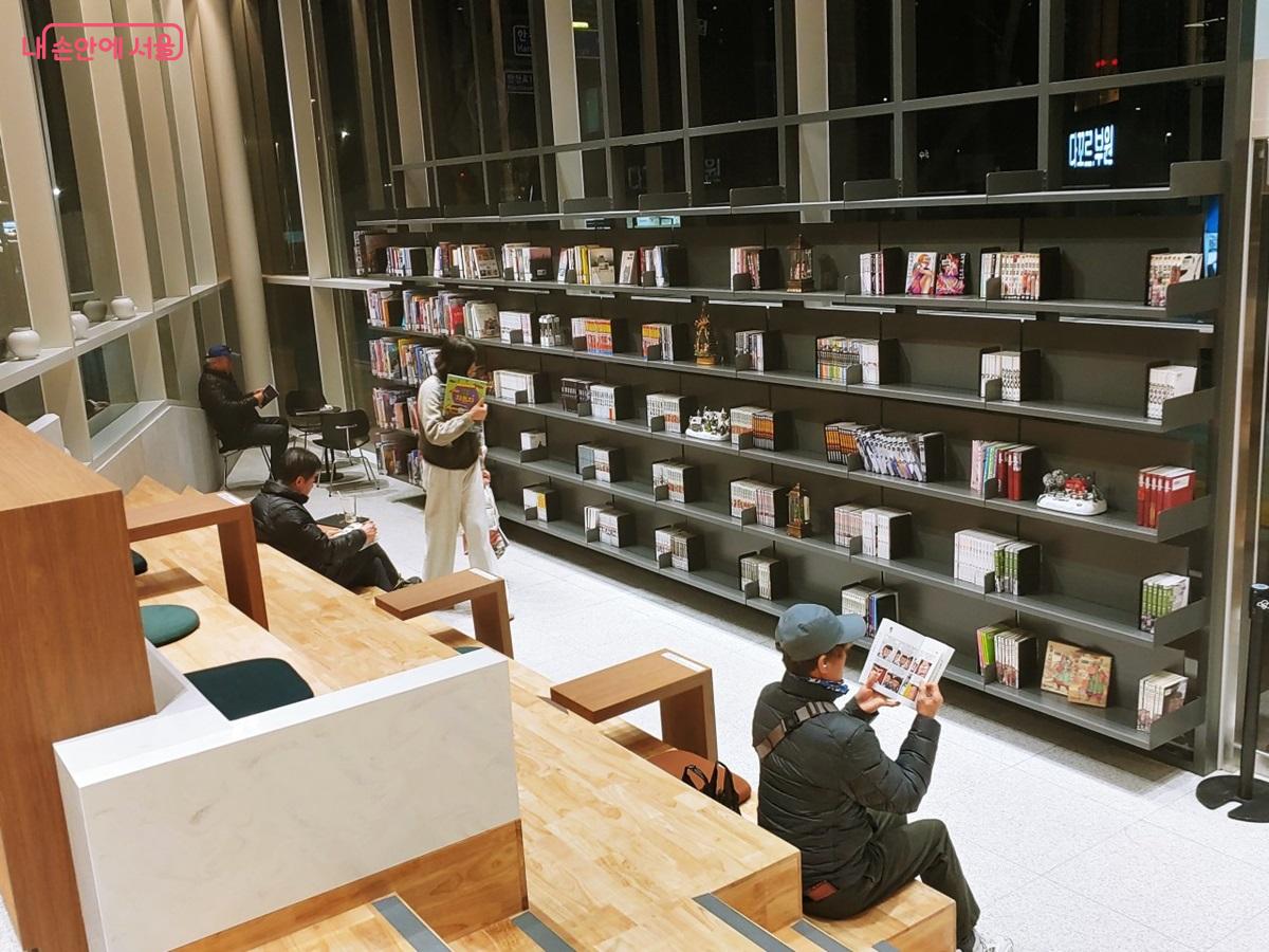 카페와 함께 도서, LP가 구비되어 있는 복합 문화 공간, 재간정 &copy;김병규