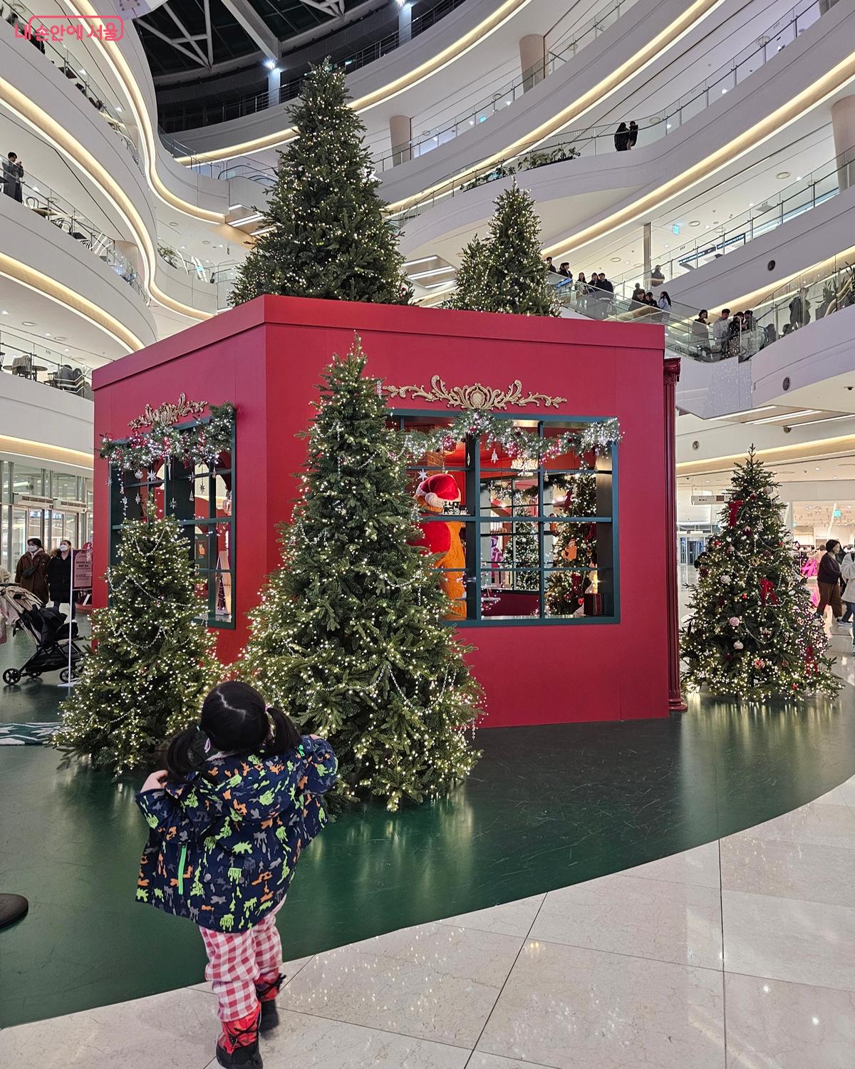 크리스마스트리 앞은 자연스럽게 포토존 역할을 한다. ©박근호