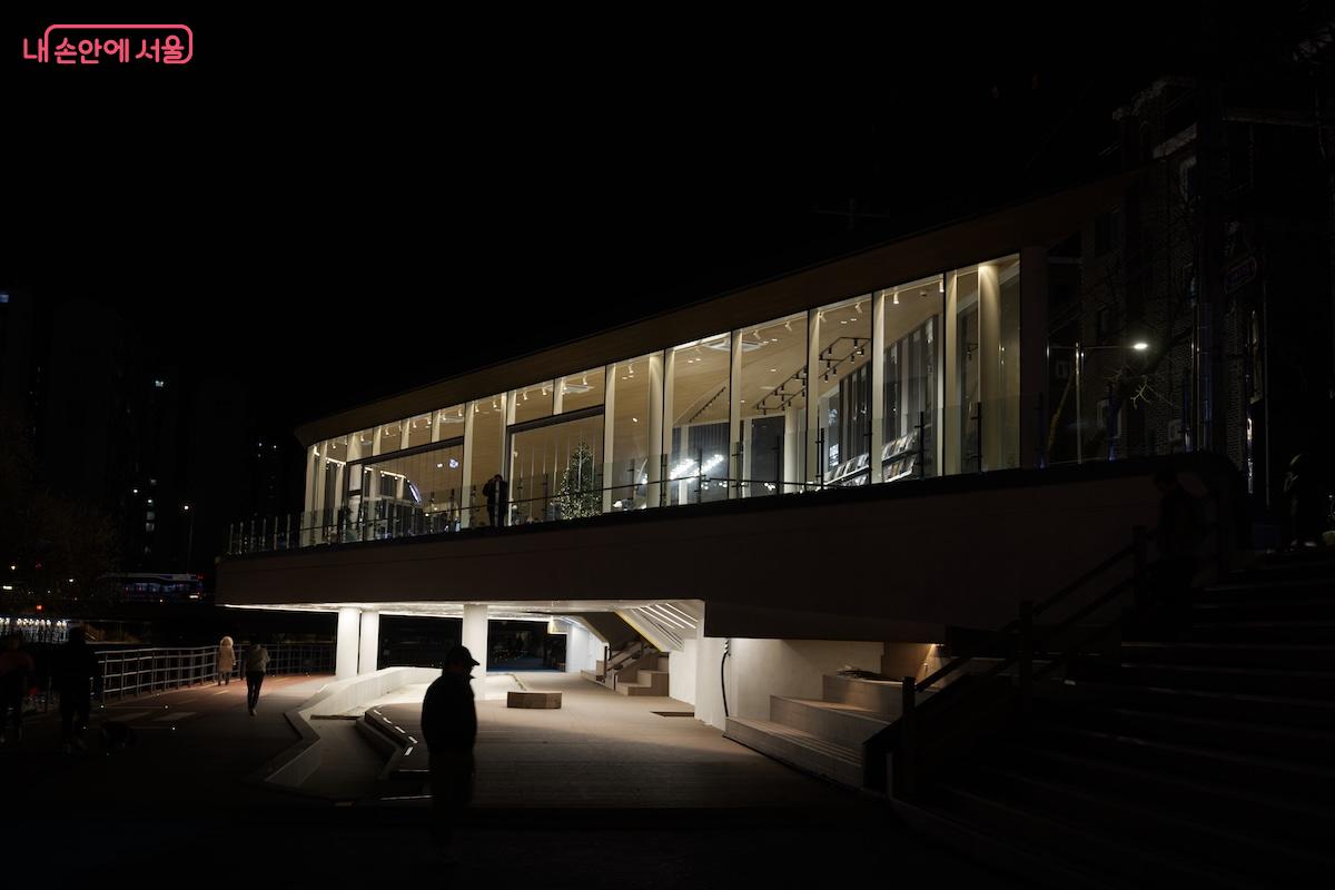 멋진 건축미를 자랑하는 재간정이 야간이 되자 더욱 멋진 야경을 선사해주고 있다. ©임중빈