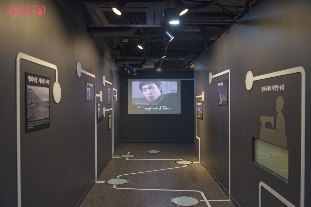 청년 전태일의 일대기를 따라 열악했던 과거의 노동 현실을 천천히 관람해 보자. &copy;임중빈