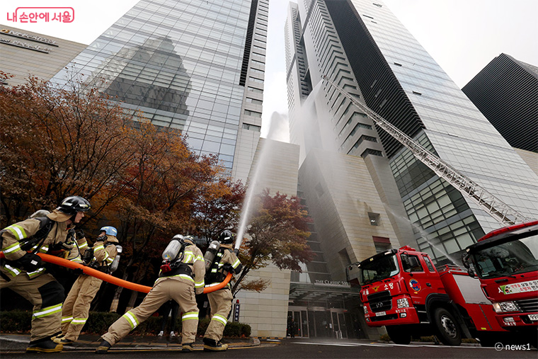 서울의 한 초고층빌딩에서 화재를 가정한 소방 훈련을 실시하는 모습.