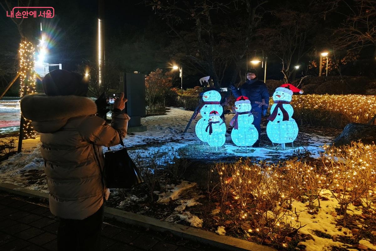 파리공원에 마련된 눈사람 가족 앞에서 인증 사진을 담기 좋다. ©김병규