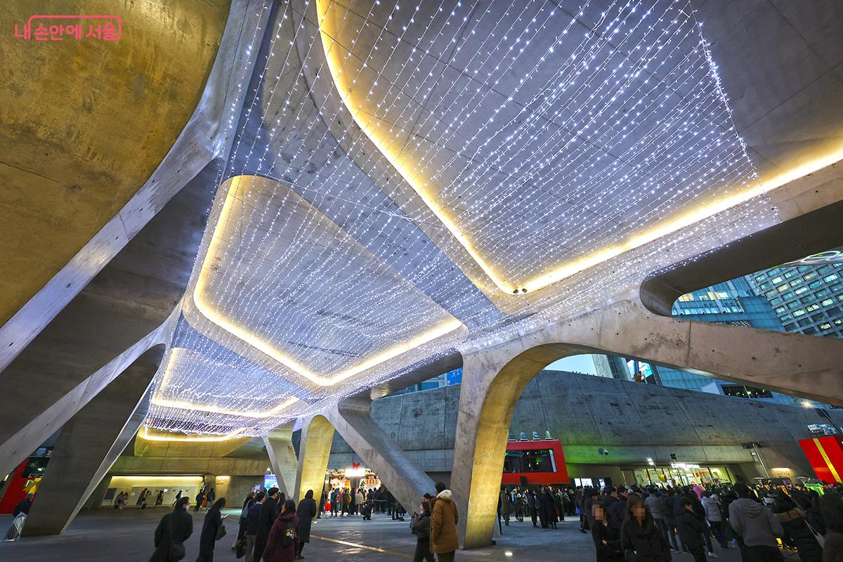 화려한 빛으로 옷을 갈아입은 동대문디자인플라자(DDP) &copy;김주연