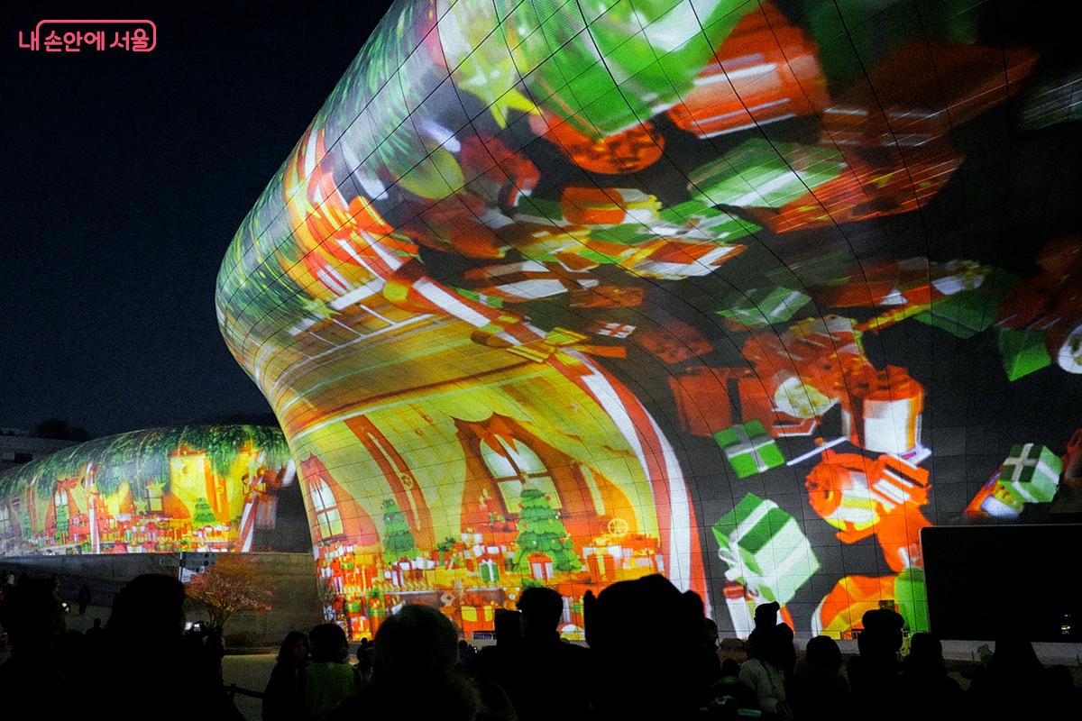 거대한 선물 상자로 변신한 DDP와 연말의 설렘을 더하는 &lsquo;DDP 윈터스 기프트&rsquo; &copy;김아름