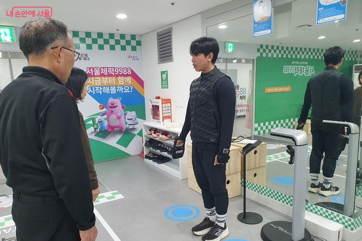 악력 측정은 팔을 약 15도 올린 뒤 한 손으로 악력기를 힘껏 쥐어 당겨 측정한다. &copy;엄윤주