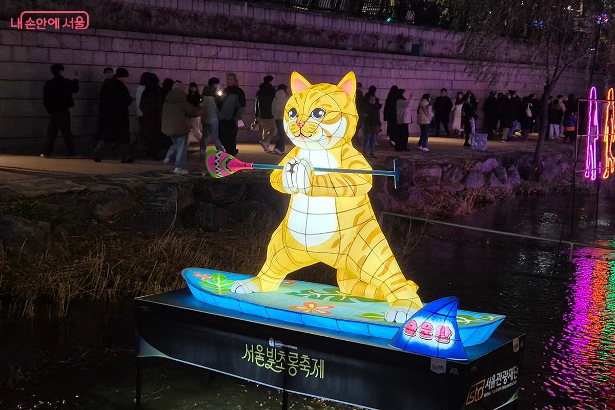 동화 속에 나오는 듯한 고양이의 익살스러운 표정과 모습이 재미있다.