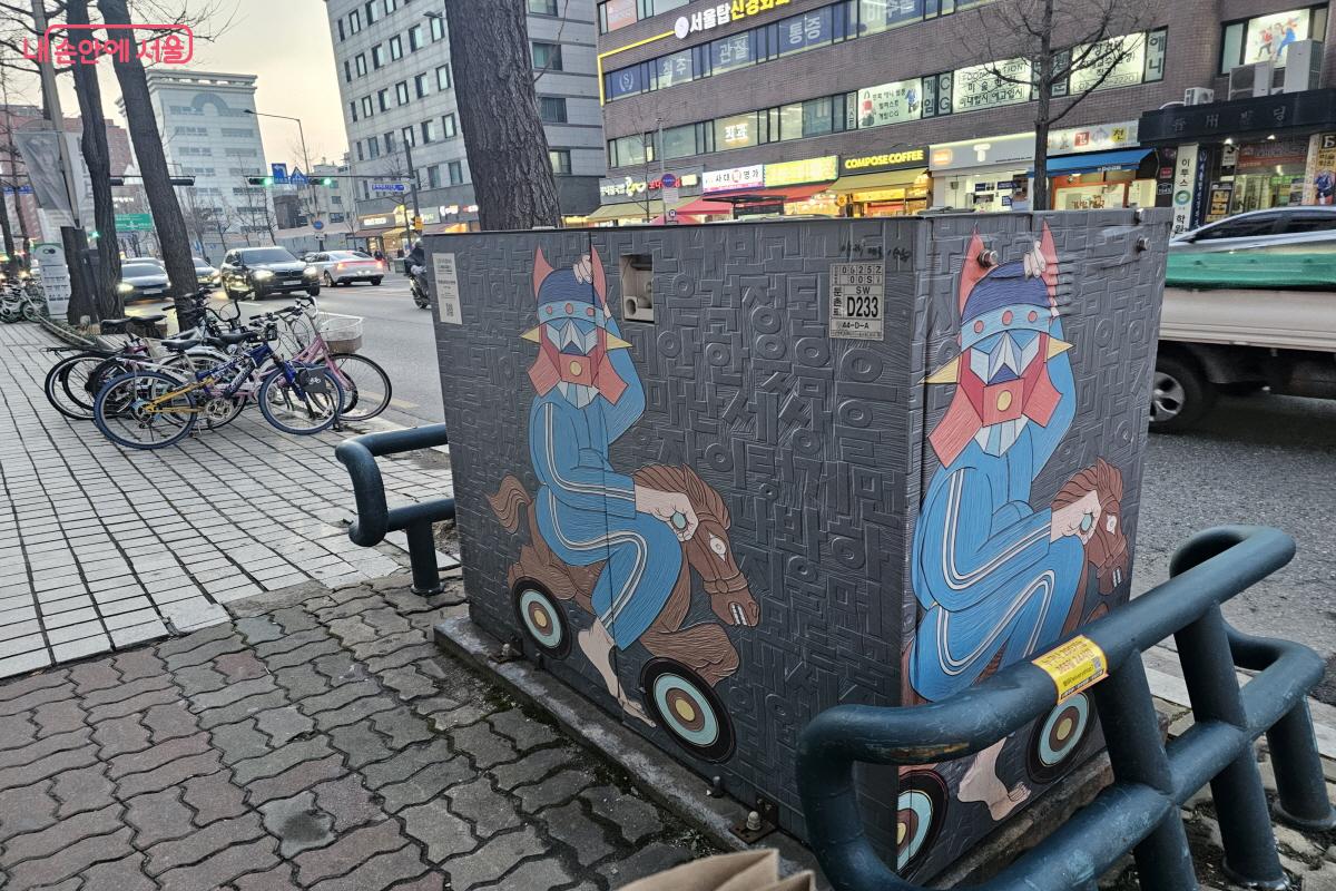 QR코드를 찍으면 강동갤러리 누리집으로 연결돼 작품 설명을 살펴볼 수 있다. &copy;염지연