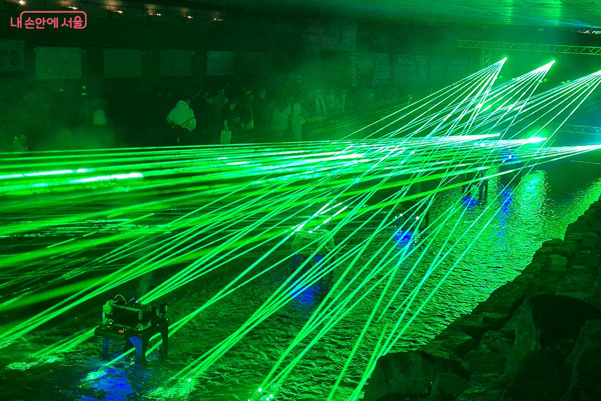 레이저와 LED 조명으로 만든 마법 같은 시간 '서울 판타지아(Seoul Fantasy)' &copy;이혜숙