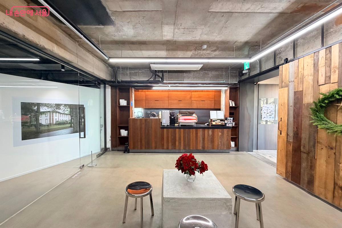 '아트센터 예술의시간' 카페 공간. 음료를 들고 3층 휴게 공간으로 이동할 수 있다. &copy;이종빈