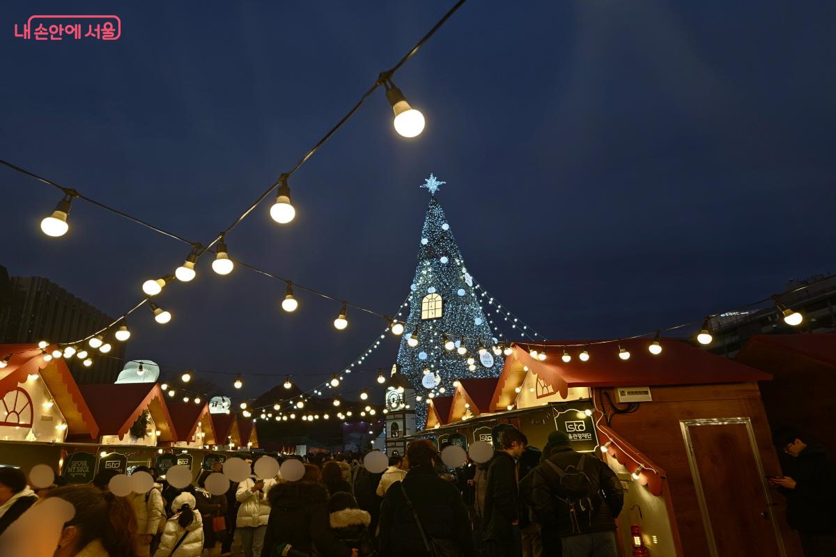 크리스마스 장식을 보니 곧 다가올 성탄절과 연말 축제의 분위기를 물씬 느낄 수 있다. &copy;염지연