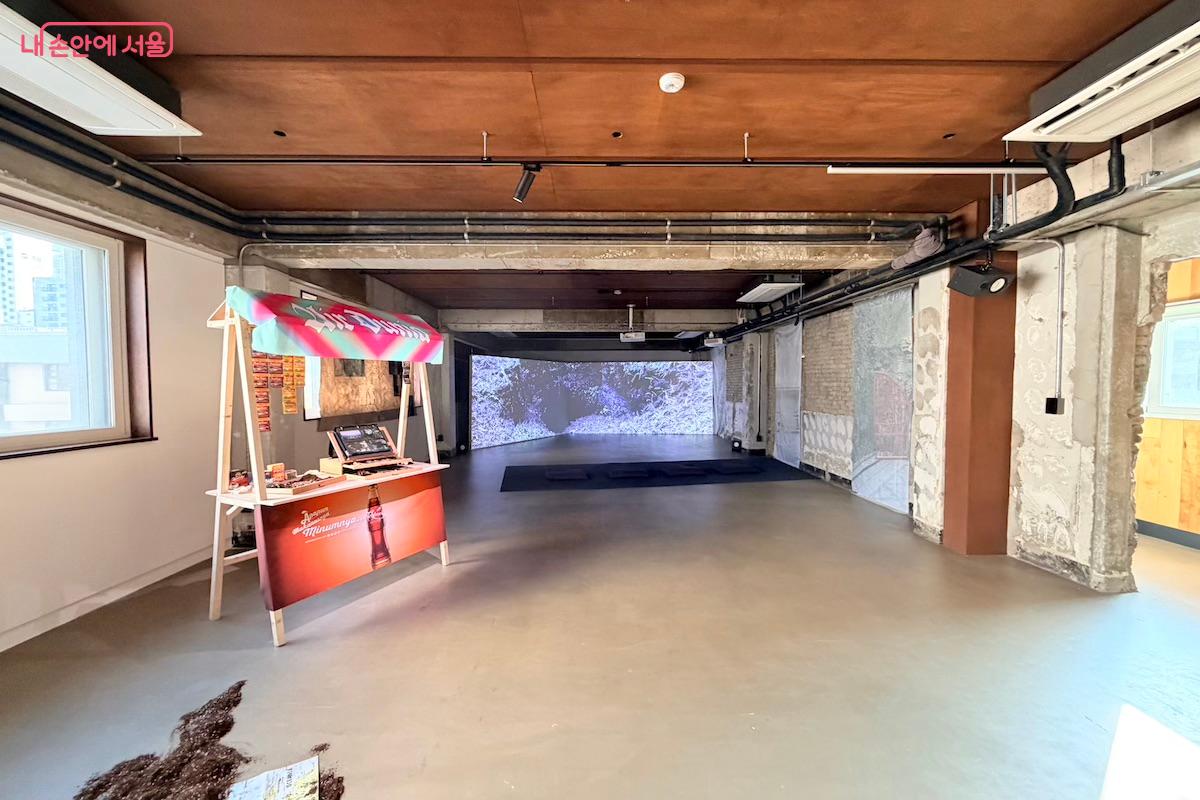 4층 전시장 내부 공간. 입구를 나누는 문이 없이 열린 공간이라는 점이 특징이다. &copy;이종빈