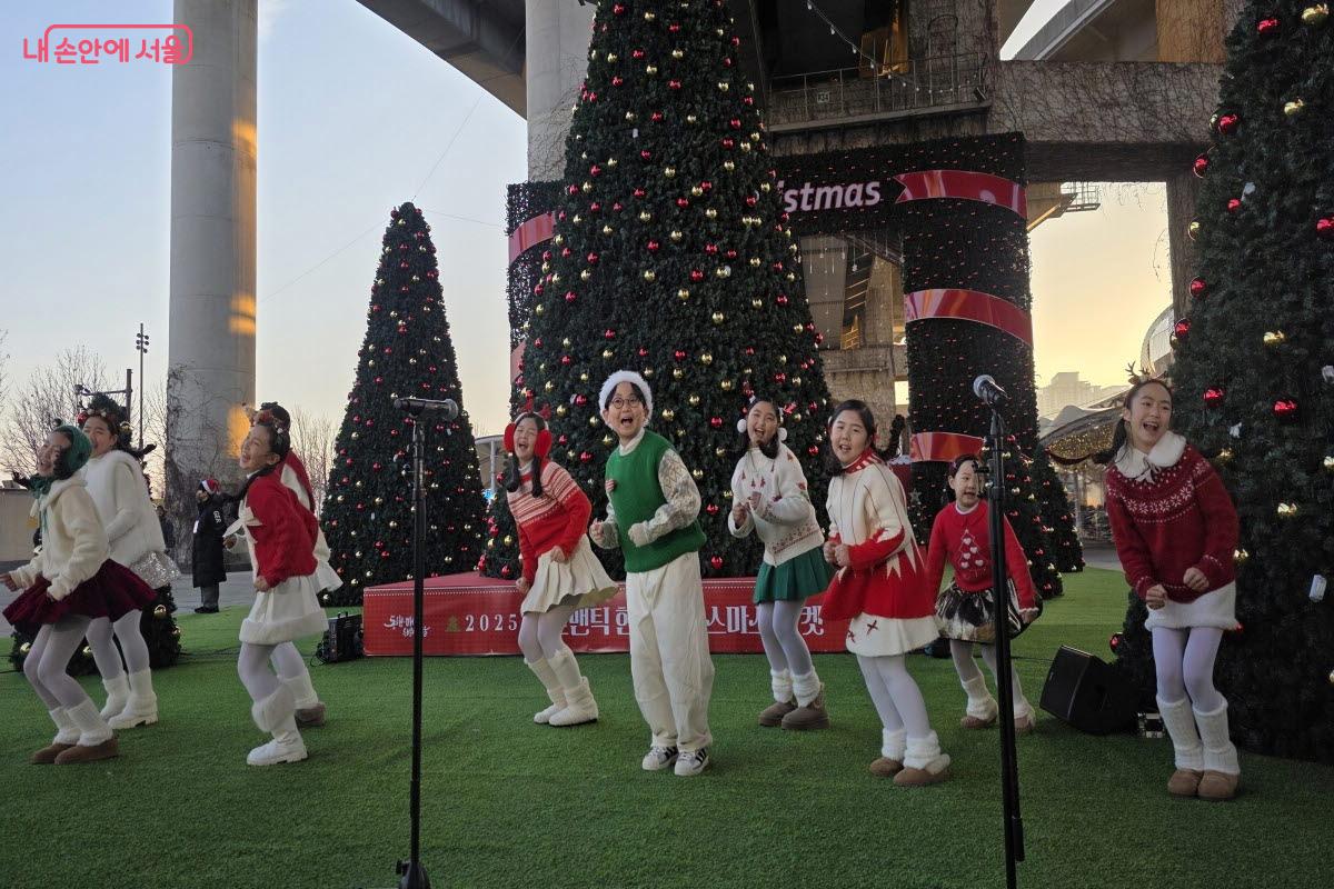 어린이합창단 공연으로 뚝섬한강공원 크리스마스 마켓이 문을 열었다. ⓒ이선미
