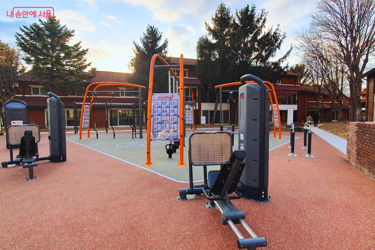 붉은 벽돌 주택 단지 내 신설된 고품격 야외 웨이트 존 &copy;양정화