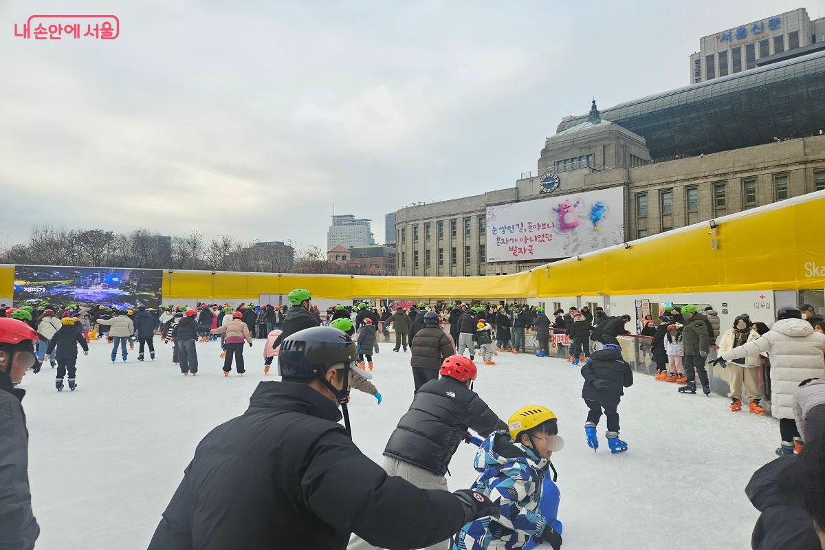 대형 링크에서 많은 시민들이 스케이트를 즐기는 중이다. &copy;김진호