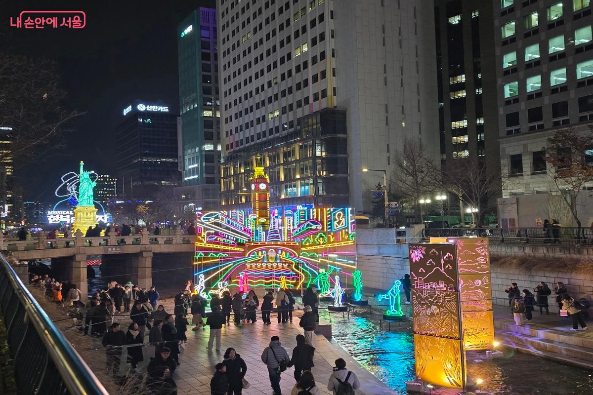 청계천의 빛:청계천의 미래는 아름답게 청계천을 만들어 많은 사람들의 포토존이 되었다