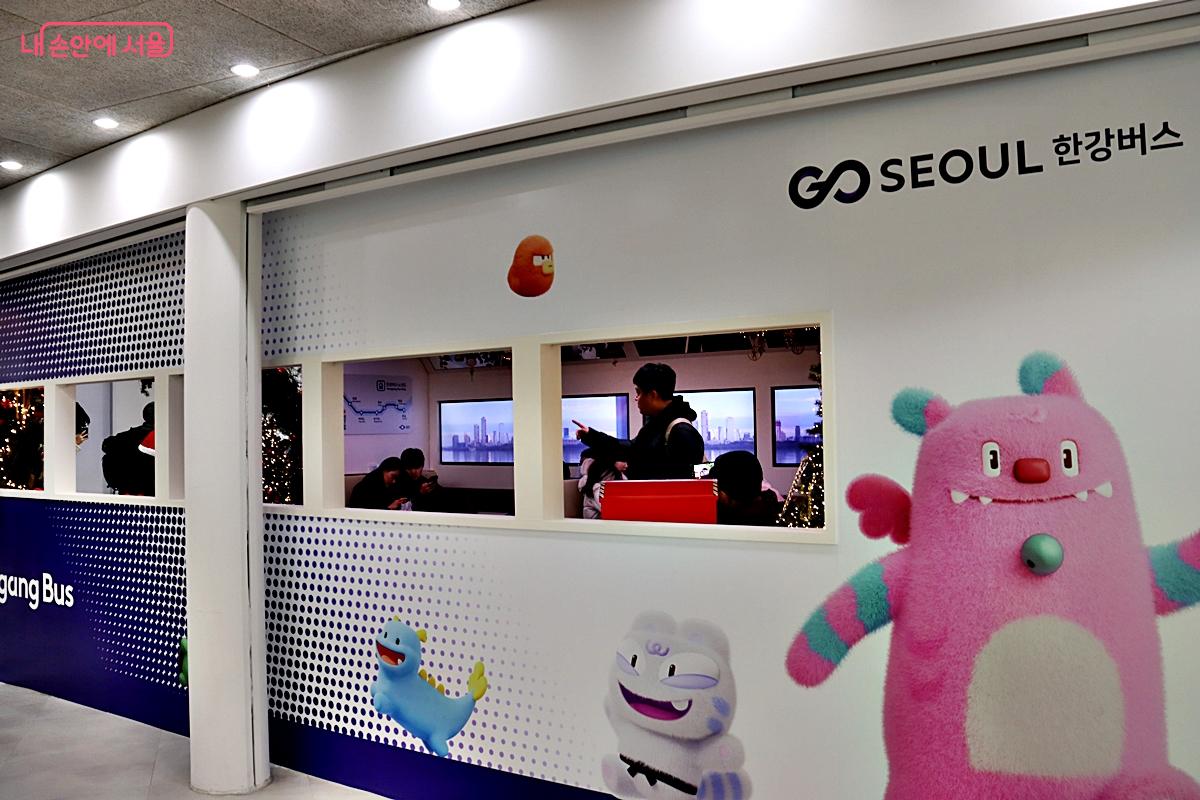 한강의 물살을 가르며 달리는 기분을 생생하게 느낄 수 있는 한강 위 버스체험 