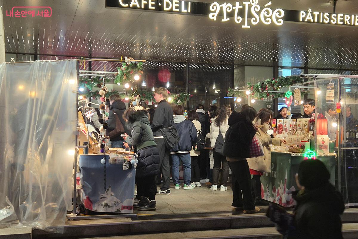 광화문광장 세종문화회관 앞에서 열린 플리마켓에 많은 시민들이 모여 크리스마스 용품을 구입하고 있다. &copy;이혜숙