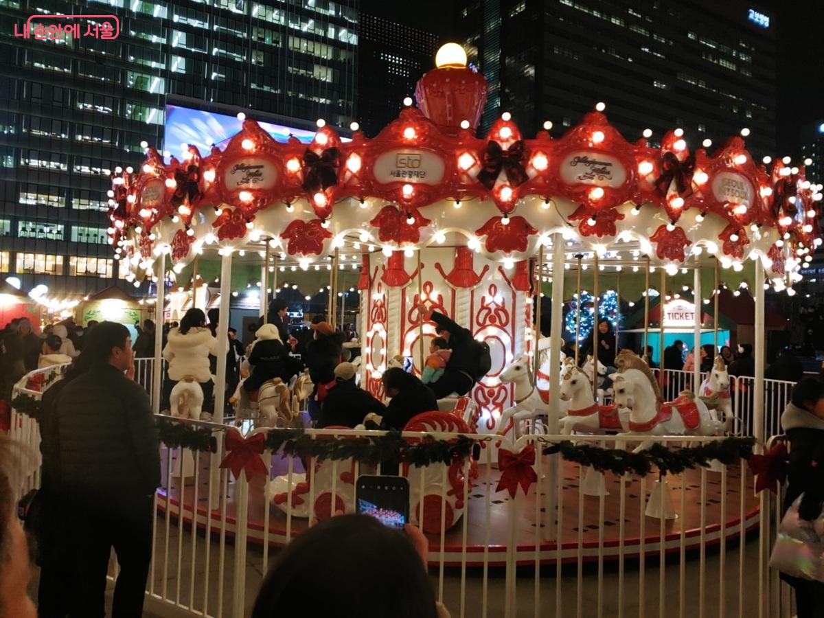 빨간 색감이 매력적인 회전목마 ©엄윤주