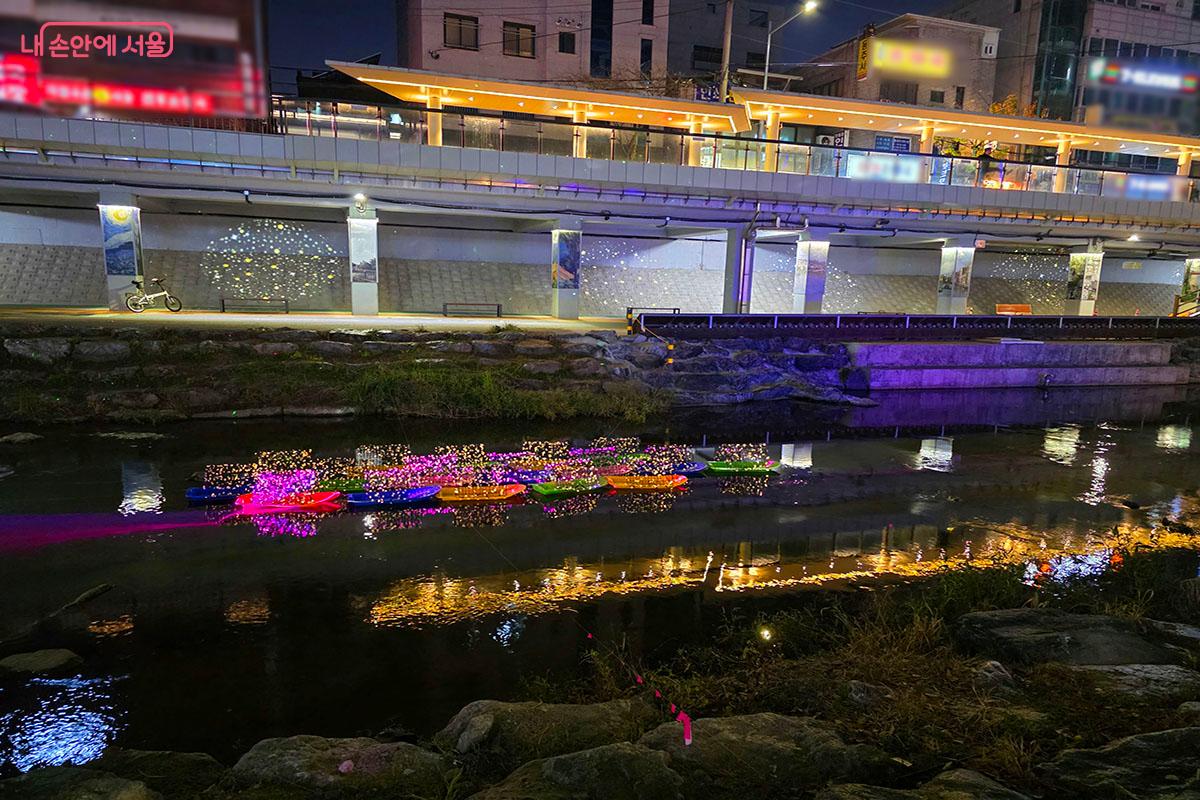 도림천에 띄어진 배 조명으로 물결에 반짝이는 '빛의 물결' ©이정민