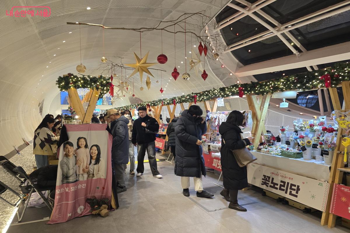 마켓존에 많은 시민이 구경하고 있다. &copy;조송연