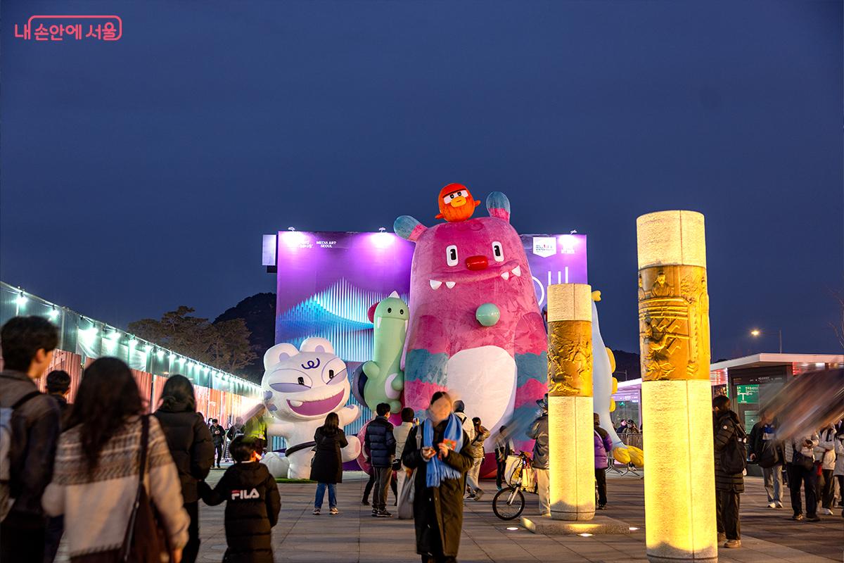 야간에 빛나는  해치 조형물ⓒ장신자