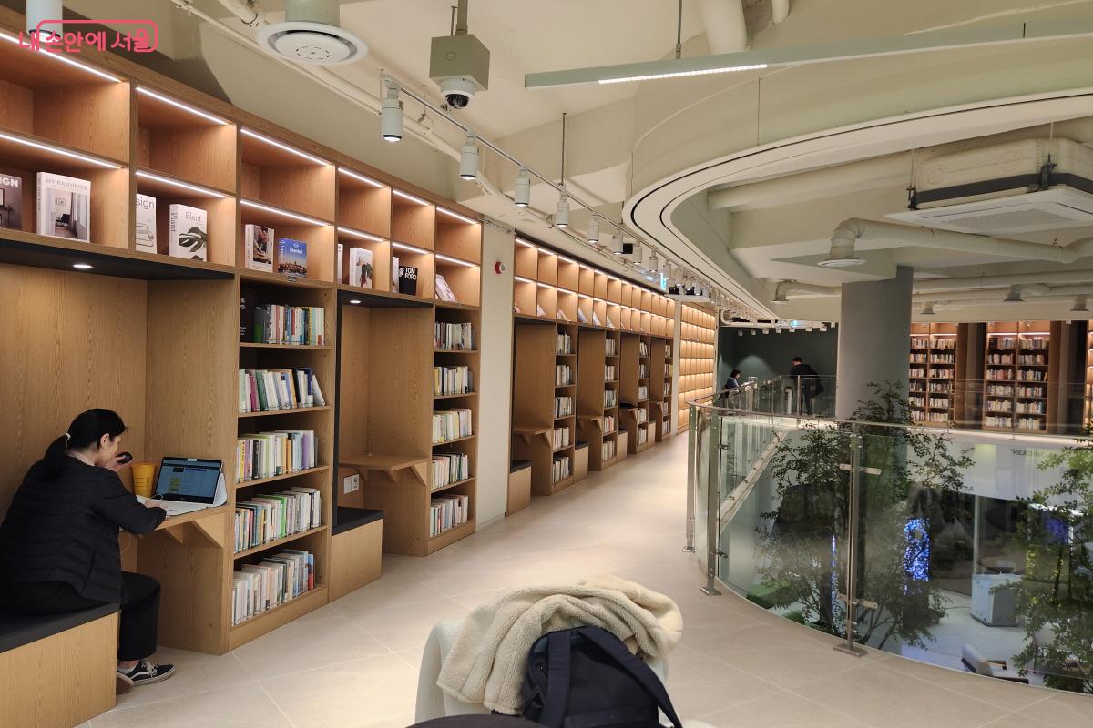 2층 전 공간을 북카페로 운영하고 있다. 힐링을 주제로 한 책들이 많다. &copy;윤혜숙