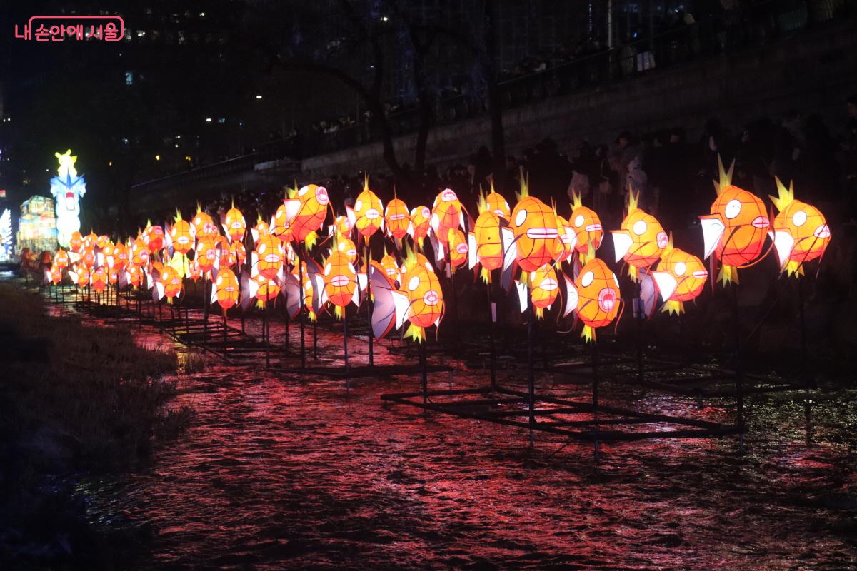 100마리의 잉어킹이 전시되어 있다. &copy;조송연