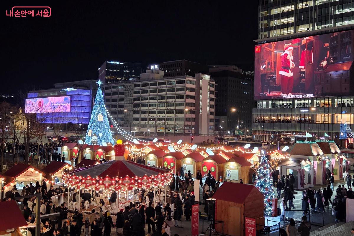 광화문광장에서는 &lsquo;크리스마스 광화문마켓&rsquo;이 진행된다. &copy;김미선