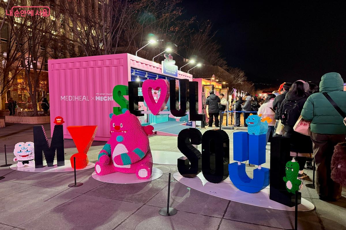 해치와 소울 프렌즈와 함께 전시된 'SEOUL MY SOUL(서울마이소울)' 로고 ©임수영