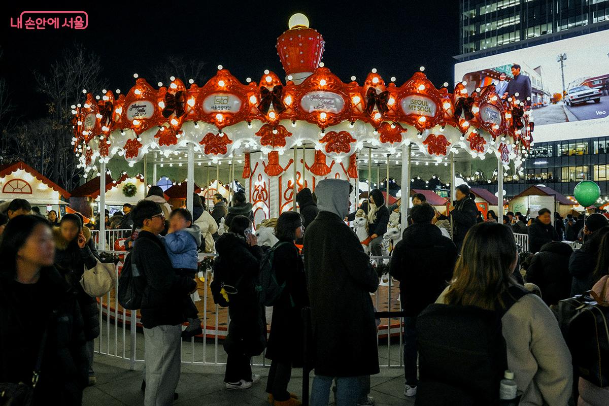 올해는 &lsquo;루돌프 회전목마&rsquo;가 새롭게 등장해 동심과 연말 분위기를 한층 끌어올렸다. ⓒ김아름