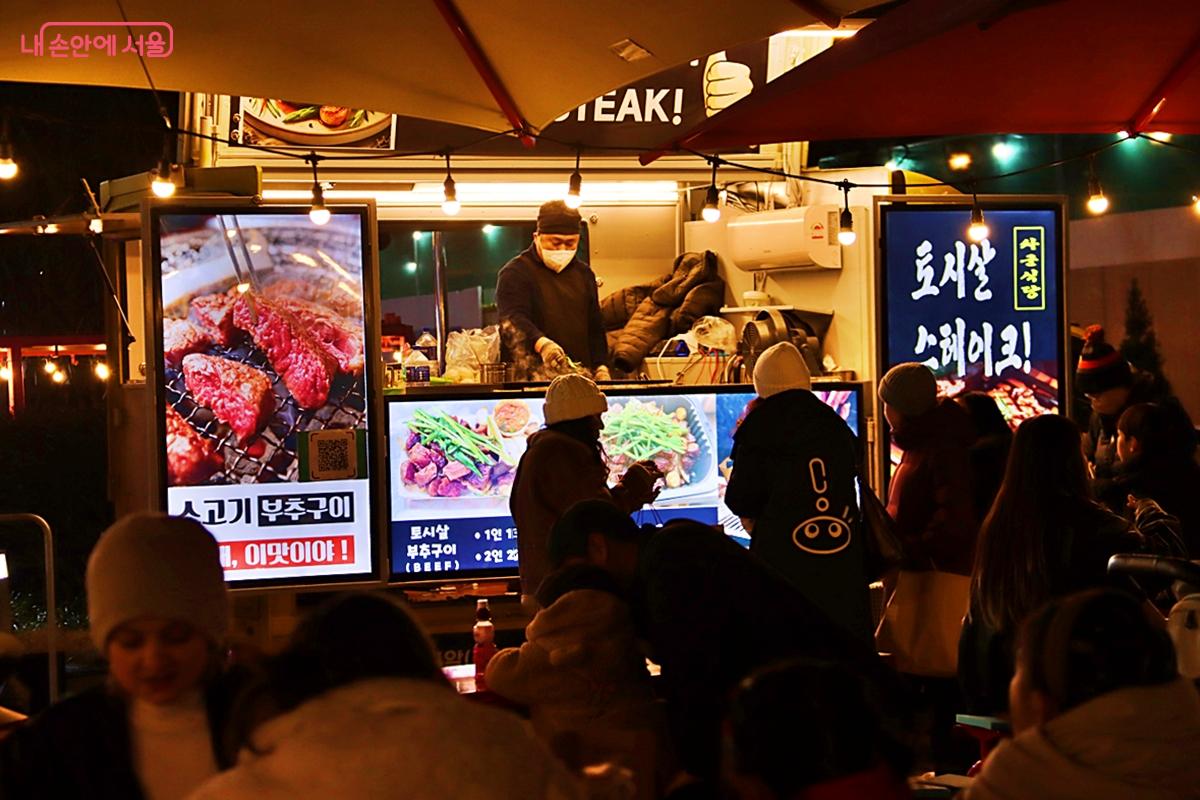 스테이크를 판매하는 푸드트럭이 인기가 많다. &copy;정향선