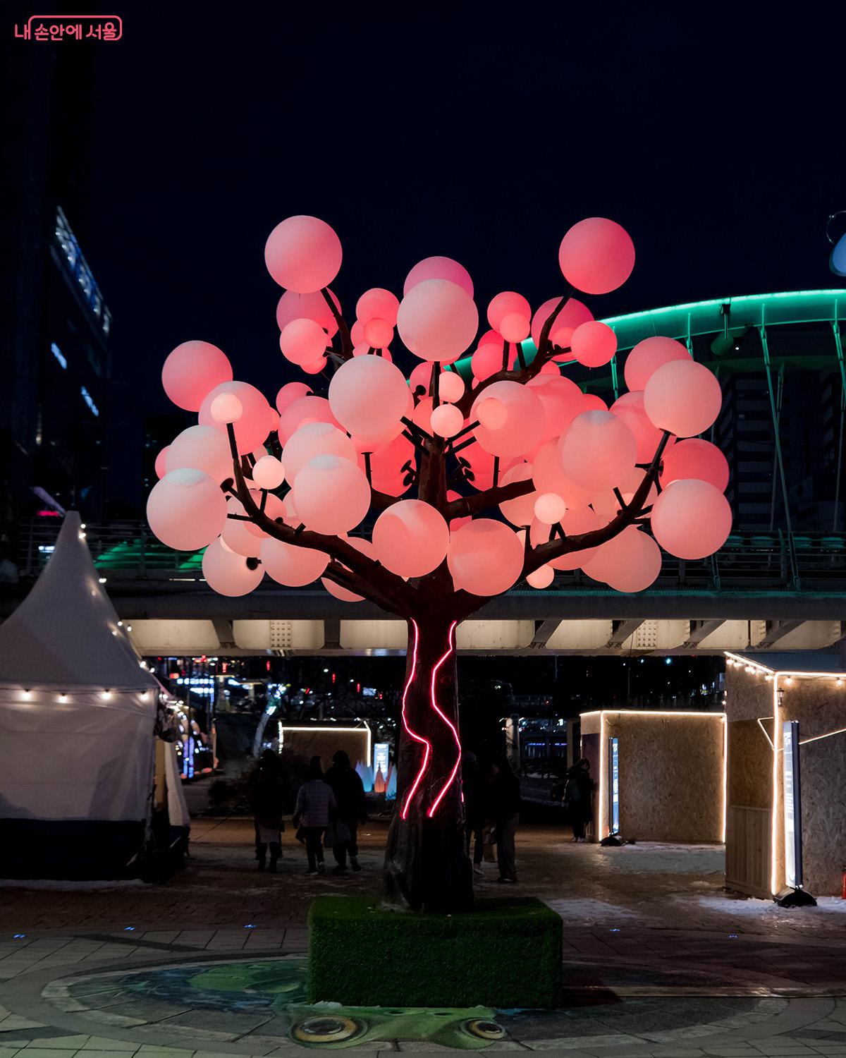불이 켜진 '화이트 매직 트리' 조형물 Ⓒ최승훈