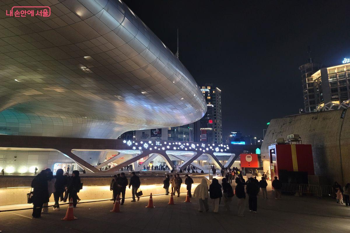 '서울라이트 DDP' 관람을 위해 모인 서울시민들 &copy;이동영