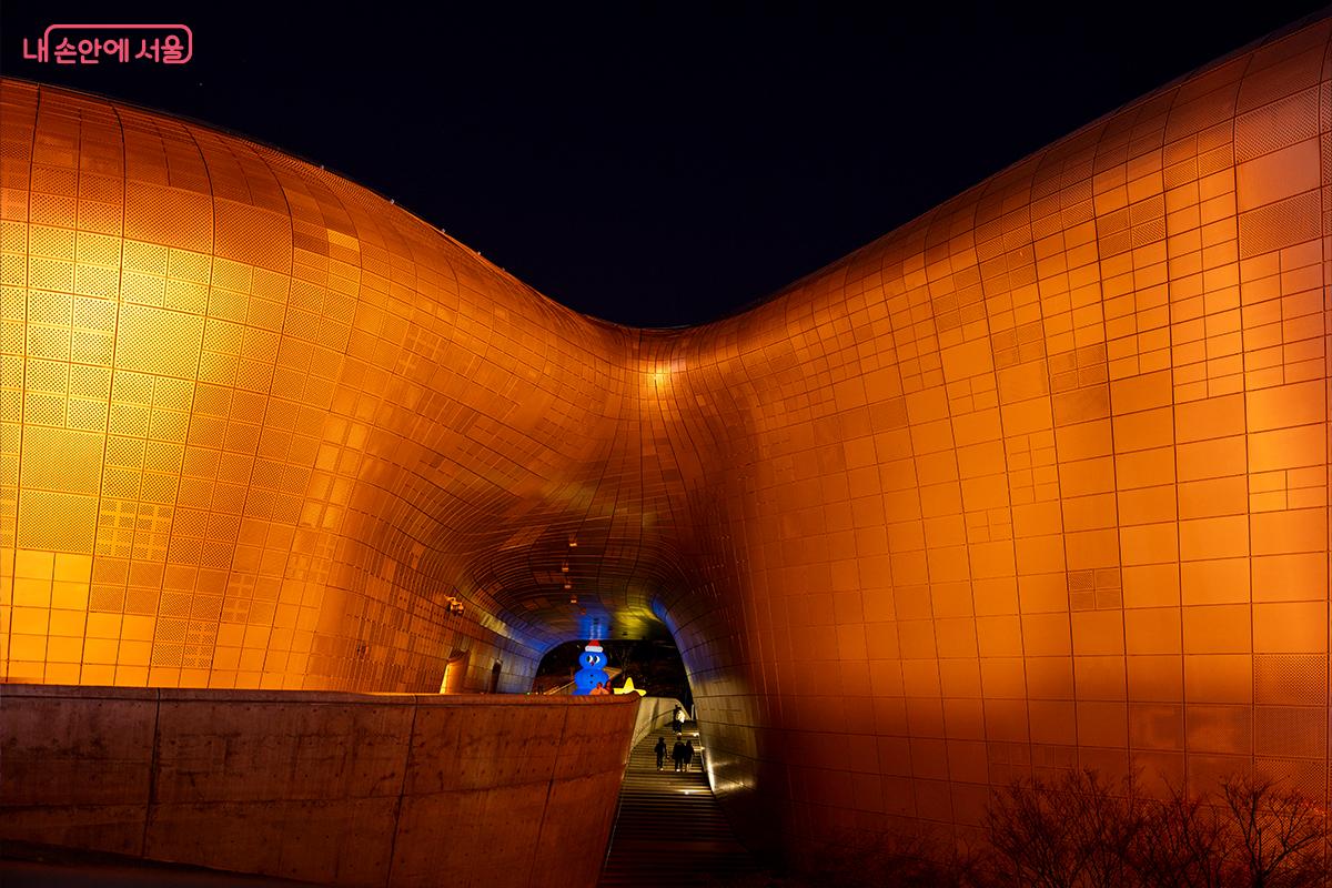 미디어파사드가 멈춘 순간, 원래의 DDP 곡면이 드러나다. &copy;장신자