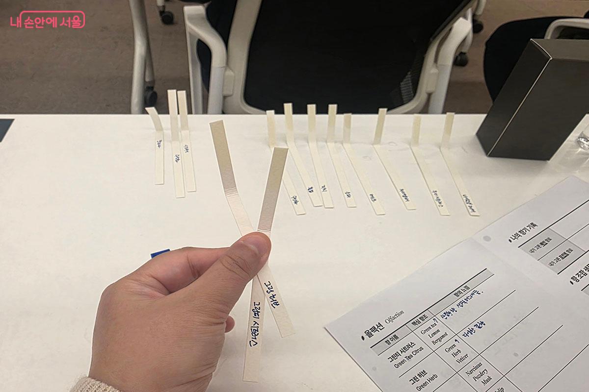 향을 맡아보면서 느낀 점과 점수를 매겨 나만의 향을 찾는다. ©이정민