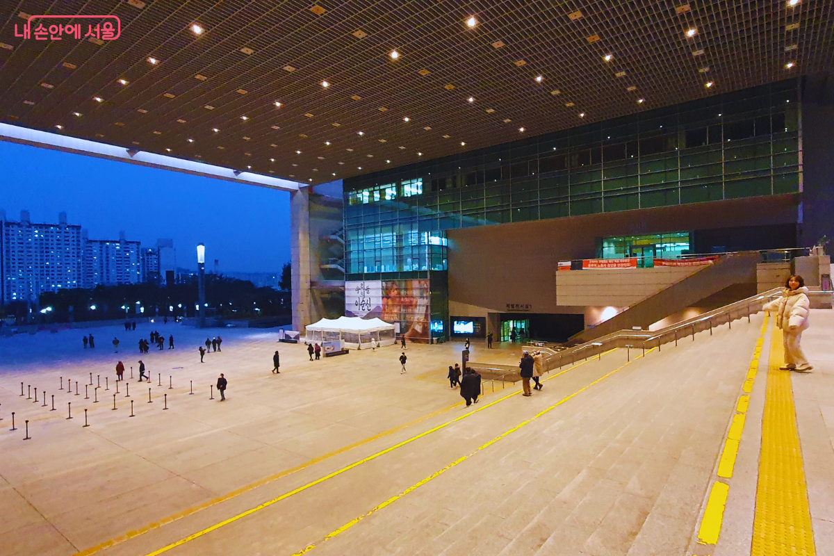 대청마루를 형상화한 열린 마당의 웅장하고 아름다운 야경 ©양정화