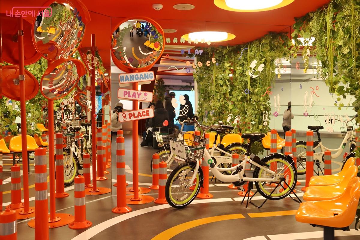 노을빛 물든 한강의 자전거길을 다양한 모습으로 담을 수 있는 <한강모먼트>