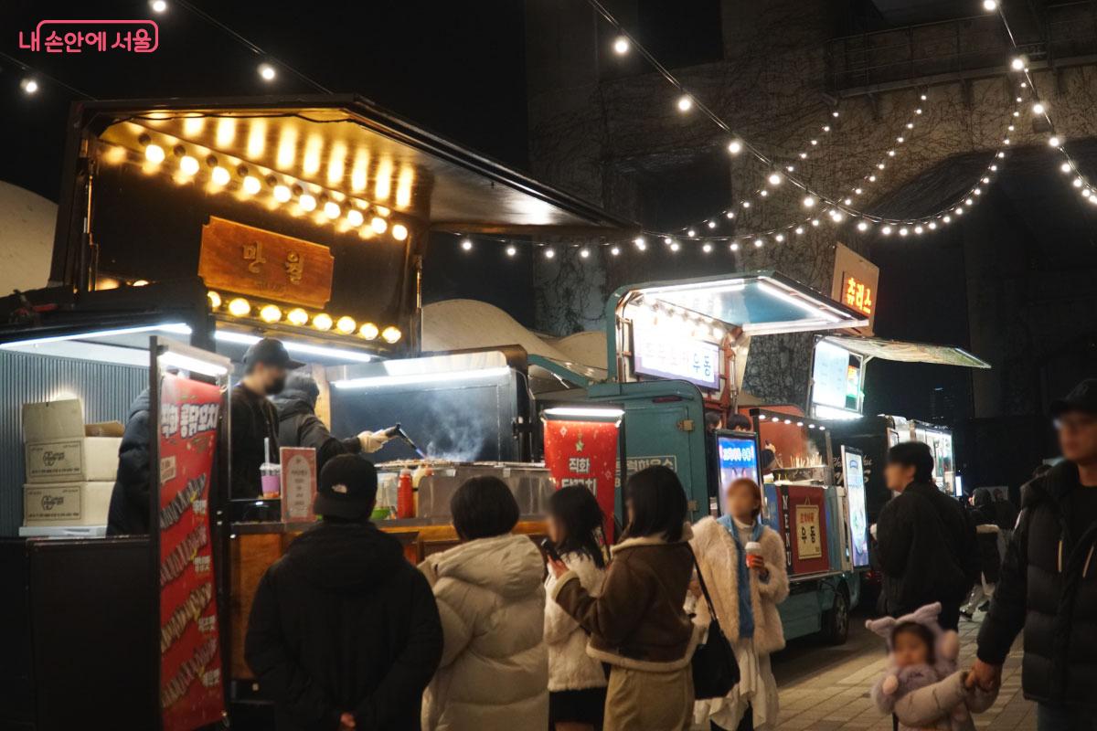  줄을 서서 음식을 기다리는 사람들 &copy;홍혜수