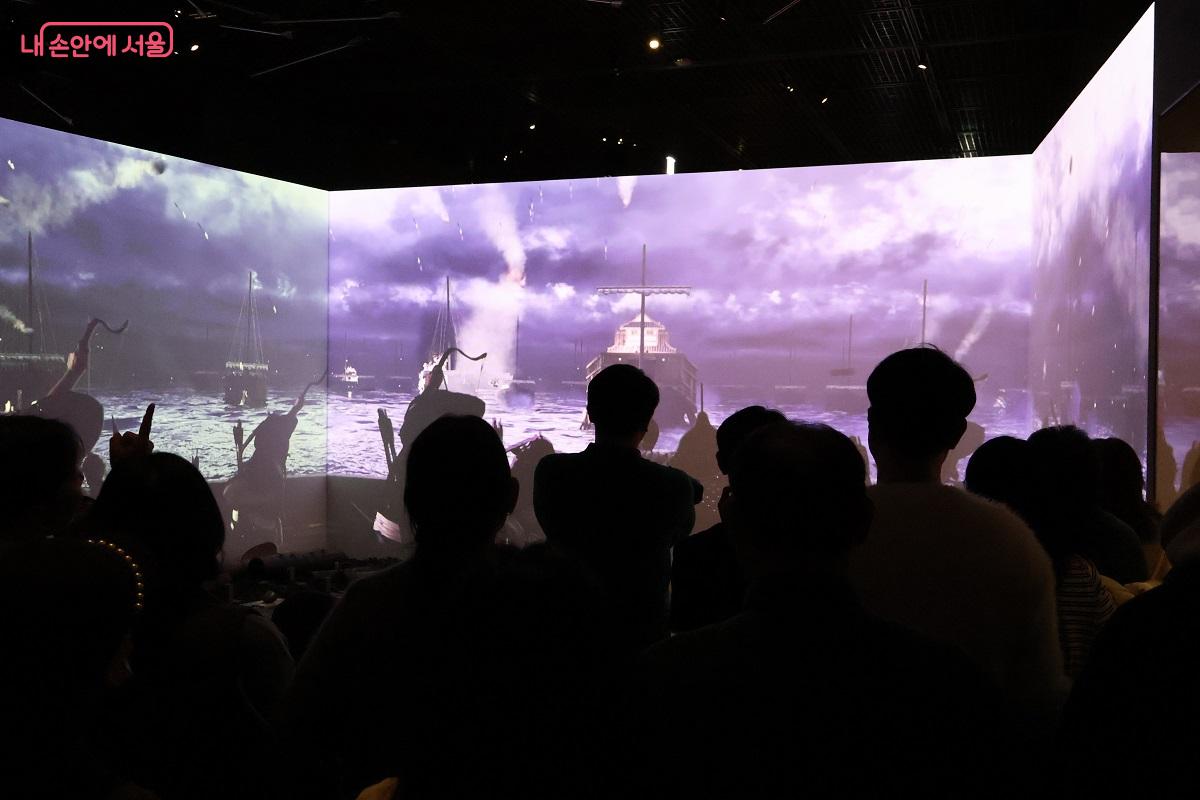  영상은 이순신과 조선 수군의 무기 운용을 입체적으로 보여준다. &copy;이봉덕