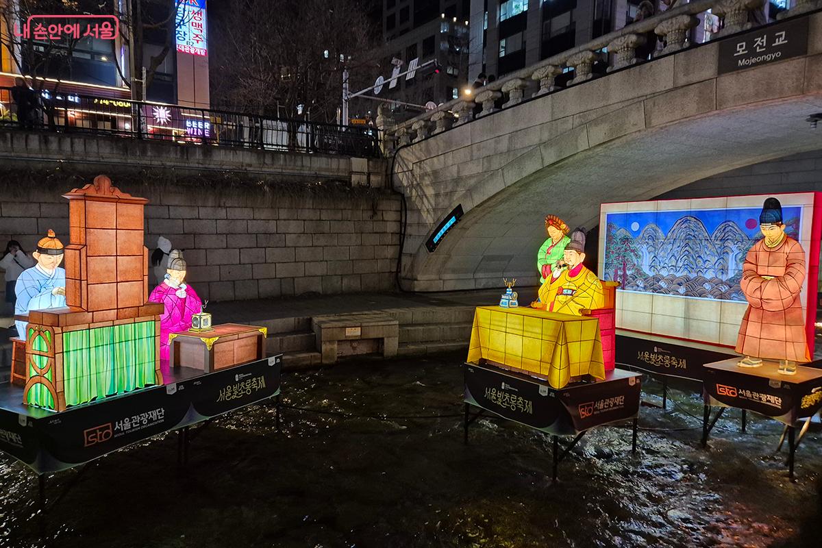 경복궁 건청궁에 전등이 새로 들어온 풍경을 LED 등과 한지를이용해 표현했다. &copy;이혜숙