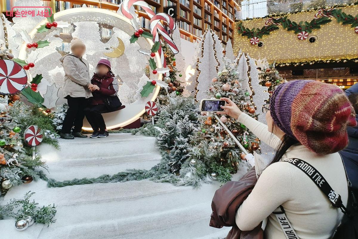 동화적 오브제 덕분에 인증 사진 명소로 유명해졌다. ©김병규