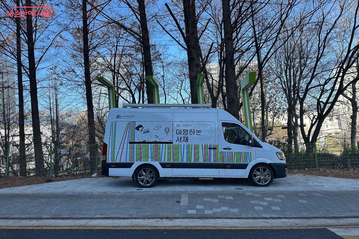 ‘여행하는 서재’는 차량을 활용한 이동형 도서관이다. ©김재형
